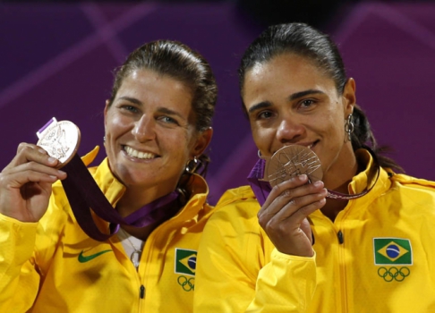 Olimpíadas 2012 - Londres - Medalhistas Larissa e Juliana celebram o Bronze no vôlei de praia.