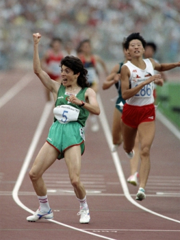Olímpiadas 1992 - Barcelona - Hassiba Boulmerka comemora depois de vencer corrida 1500 metros feminino em Jogos Olímpicos de Barcelona.
