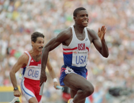Olímpiadas 1992 - Barcelona - Carl Lewis dos EUA corre a perna âncora na final do revezamento 4x100m