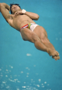 Olímpiadas 1988 - Seul - medalhista de ouro olímpico Greg Louganis do EUA mergulha durante a sessão de qualificação da competição trampolim na piscina.