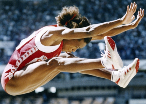 Olimpíadas 1988 - Seul - Jackie Joyner-Kersee compete na final longo com salto das mulheres no evento de atletismo
