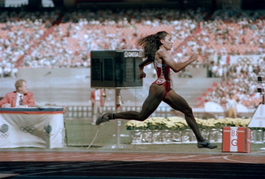 Olimpíadas 1988 - Seul - Florence Griffith- Joyner compete durante a semifinal de 200m das mulheres no evento de atletismo