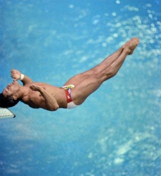 Olimpíadas 1988 - Seul - medalhista de ouro Greg Louganis de os EUA bate a cabeça contra a bordo após mistiming seu mergulho durante a competição