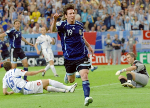 2006 - Participa da campanha da Argentina na Copa do Mundo e marca um gol na goleada de 6 a 0 sobre a Sérvia. OS argentinos são eliminados pela Alemanha nas quartas