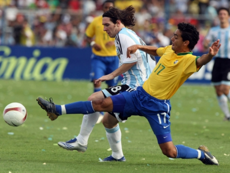 2007 - Messi participa da campanha da Argentina na Copa América, mas perde a final para o Brasil por 3 a 0