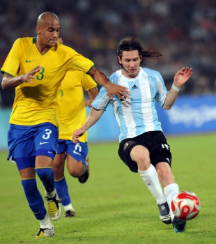 2008 - Um ano depois ele se vinga da Seleção Brasileira, eliminando os canarinhos nas semifinais dos Jogos Olímpicos de Beijing. A Argentina ganha o ouro