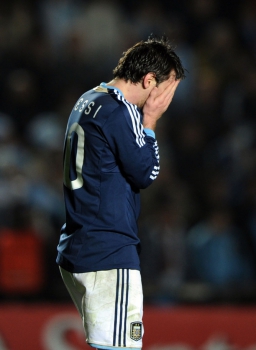 2011 - Messi fracassa na campanha da Argentina na Copa América que o país sediou. Eliminação para o Uruguai nas quartas de final e argentino tem atuação discreta no torneio