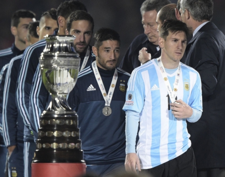 2015 Messi tem atuação de destaque na Copa América, mas na final contra o Chile amarga novo vice