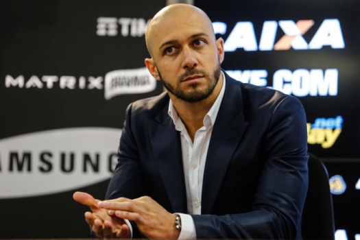 Alessandro vai de 'estagiário' a chefe, e Corinthians busca diretor de futebol
