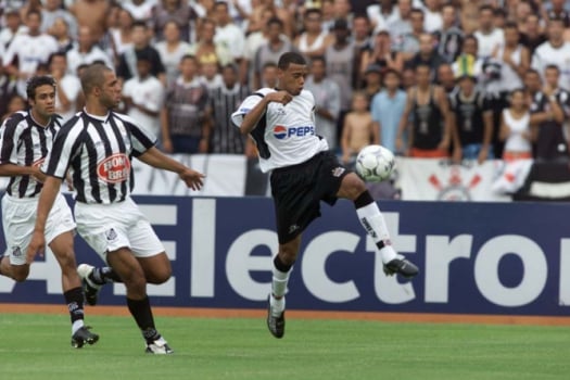 Alex no Santos na final do Brasileiro em 2002 (Foto: Nelson Almeida/Lancepress)
