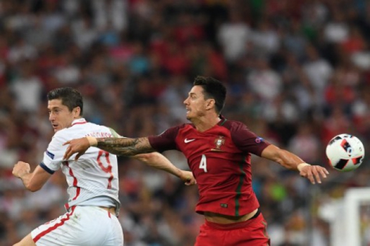 Lewandowski e José Fonte - Portugal x Polônia