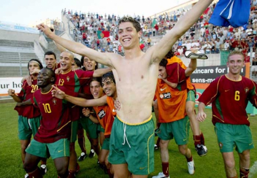 Cristiano Ronaldo comemora título pela seleção portuguesa sub-21 contra a Itália em 2003