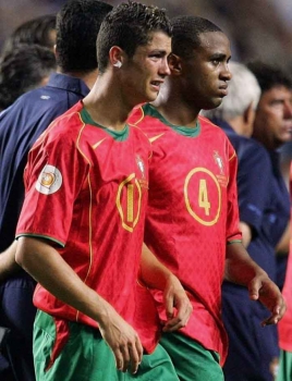 Na Euro-2004, a primeira grande decepção do astro: derrota de Portugal em casa na final para a Grécia