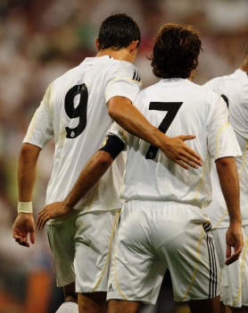 Como a camisa 7 ainda era de Raul, Ronaldo começou no Real com a 9