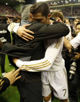Cristiano Ronaldo comemora com Mourinho a conquista do título Espanhol de 2011-2012