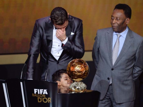 Cristiano se emocionou bastante ao receber o prêmio de melhor do mundo de 2013