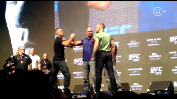 Nate Diaz e Conor McGregor são separados por Dana White durante encarada