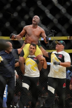 UFC 200: Anderson Silva perdeu para Daniel Cormier na decisão