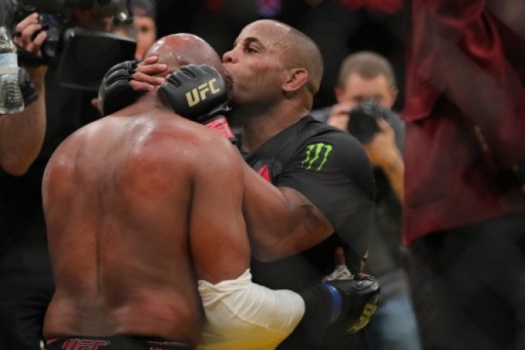 UFC 200: Anderson Silva perdeu para Daniel Cormier na decisão