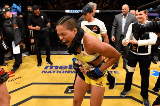 Amanda Nunes comemora conquista de título do UFC