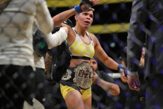 Amanda Nunes comemora conquista de título do UFC