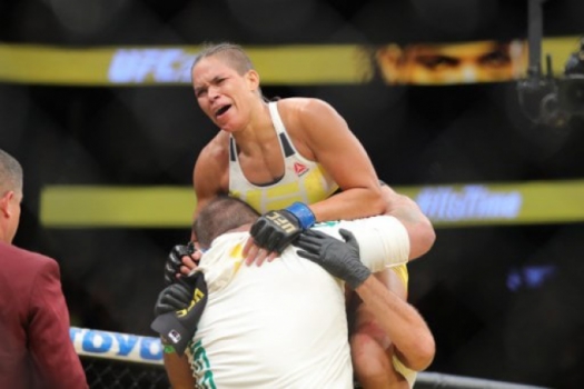 Amanda Nunes comemora conquista de título do UFC