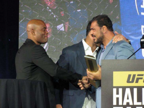 Rodrigo Minotauro recebe homenagem de Anderson Silva e Rogério Minotouro e entra no Hall da Fama do UFC