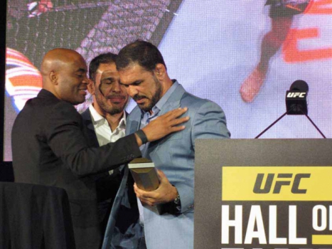 Rodrigo Minotauro recebe homenagem de Anderson Silva e Rogério Minotouro e entra no Hall da Fama do UFC