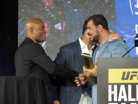 Rodrigo Minotauro recebe homenagem de Anderson Silva e Rogério Minotouro e entra no Hall da Fama do UFC