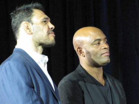 Rodrigo Minotauro recebe homenagem de Anderson Silva e Rogério Minotouro e entra no Hall da Fama do UFC