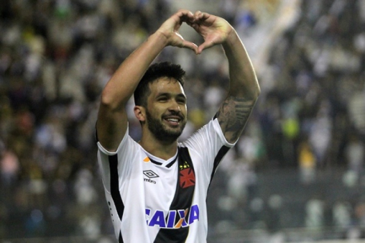 Frustrado em sonho por Luan, Timão sofre em busca de zagueiro para 2017