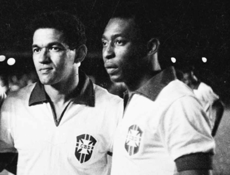 Há 50 anos, Pelé e Garrincha faziam último jogo juntos pela Seleção. Dobradinha saiu invicta. Confira!