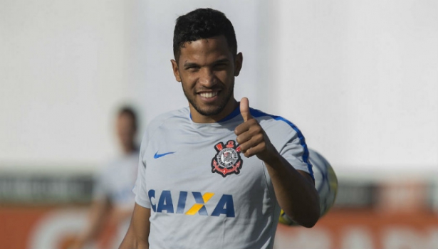 Titular outra vez e 'carrasco' de rival, Yago acumula acasos no Corinthians