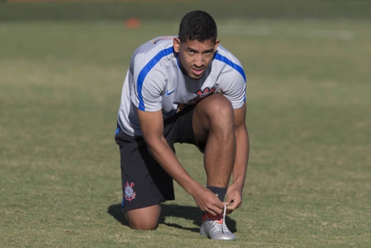 Timão monitora mercado por lateral, mas Léo Príncipe crê em evolução