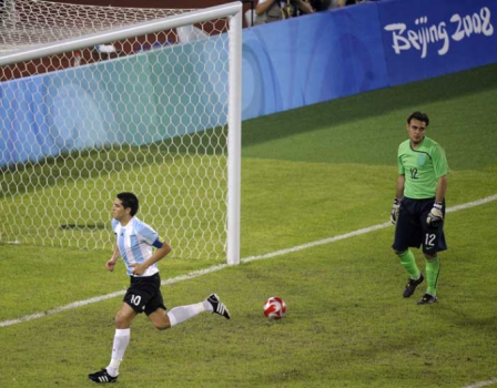 2008 - Renan defendeu o Brasil nos Jogos de 2008. Derrota de 3 a 0 para a Argentina nas semifinais. É bronze