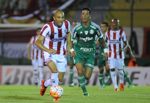 O atacante paraguaio Barrios compõe o extenso elenco do Palmeiras de 2016