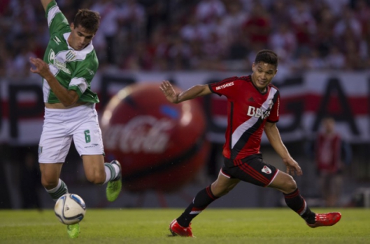 O Santos trouxe o zagueiro argentino Fabián Noguera (e) do Banfield