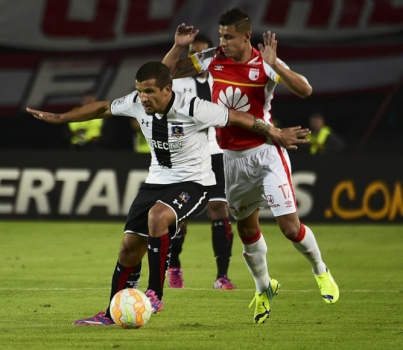 O meia argentino Emiliano Vecchio chegou ao Santos depois de passagem pelo Colo-Colo