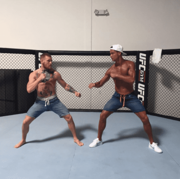 Conor McGregor e Cristiano Ronaldo se encaram dentro de octógono do UFC