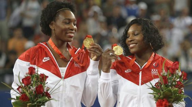 Venus e Serena Williams celebram o ouro obtido em Pequim-2008 (Foto: Divulgação)