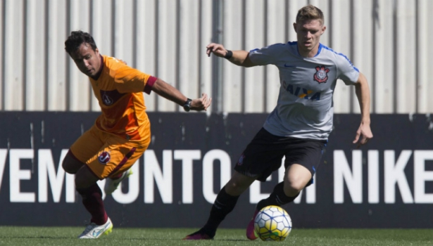 Sem espaço e com apoio na internet, Marlone ressalta foco no Corinthians