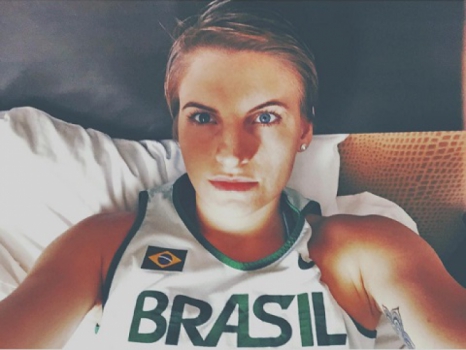 Nadia Colhado, jogadora de basquete do Brasil
