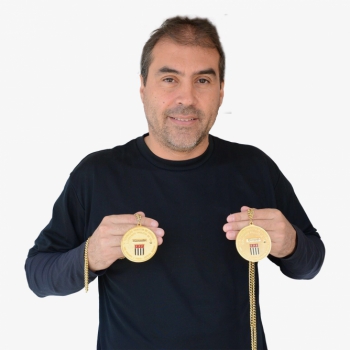 Campeão pelo Palmeiras em 93 leiloa acervo para dar novo sorriso a idosa