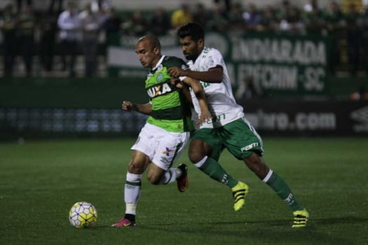 Vagner falha, mas Palmeiras busca empate em Chapecó e vira vice-líder