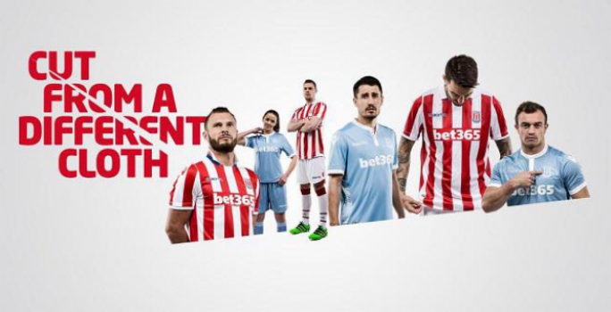 Camisa titular (vermelha e branca) e camisa reserva do Stoke City