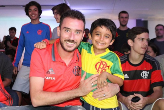 Mancuello posa com pequeno rubro-negro na Gávea (Gilvan de Souza / Flamengo)