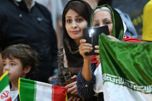 Torcedora iraniana apoia seu país durante jogo de vôlei no Rio