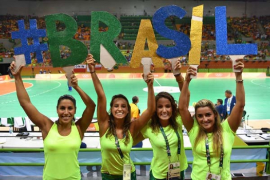Torcedoras brasileiras mostram seu apoio antes de duelo do handebol