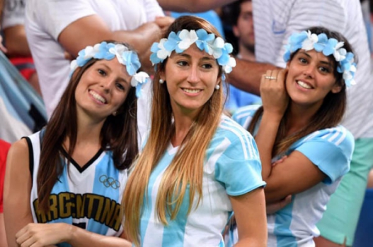 As fãs argentinas na partida do basquete masculino de sua seleção contra a Croácia
