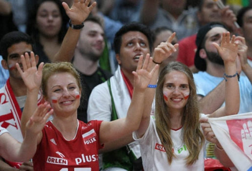 Torcedoras polonesas fazem a festa durante jogo de vôlei de sua seleção